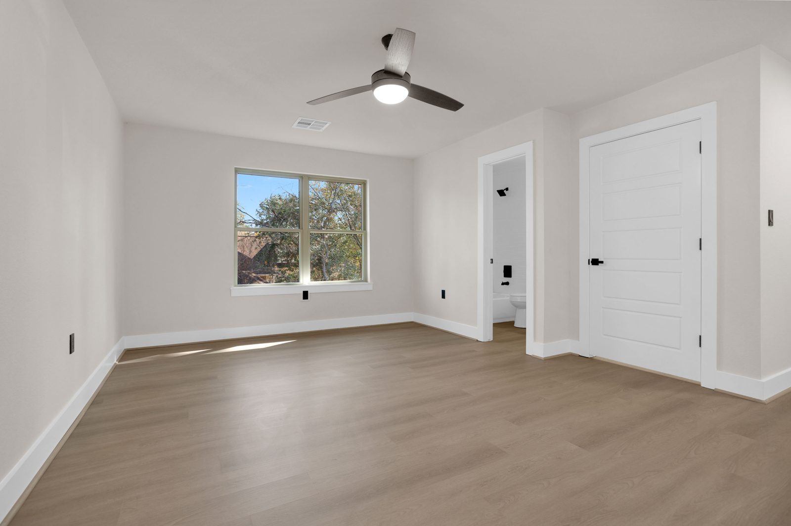Secondary bedroom with en-suite bath